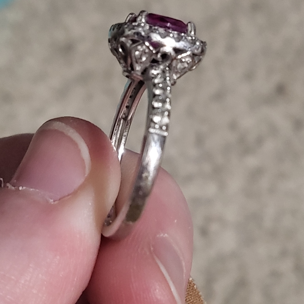 Ruby ring with diamond chips - Picture 5 of 9